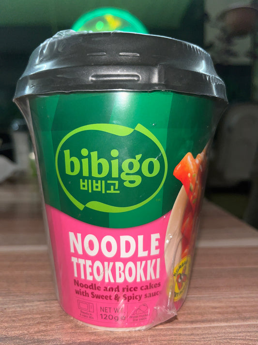 Noodle cup with rice cakes with sweet &spicy sauce